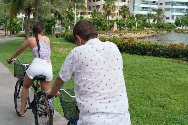 Familia en bicicleta en el parque de la ciudad.