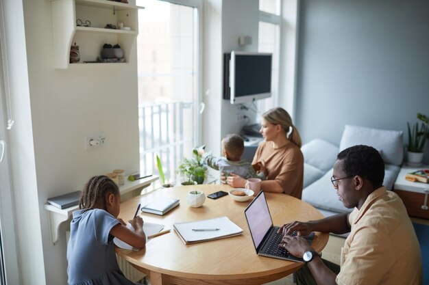 Família Biracial à Mesa em Apartamento