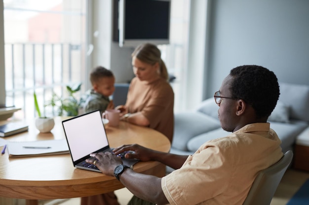 Família Biracial em Casa Estilo de Vida