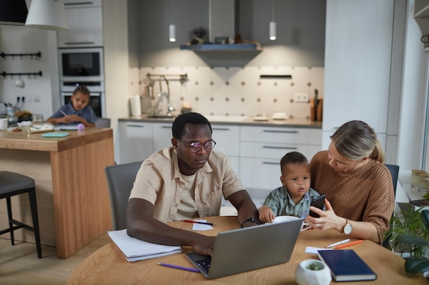 Família birracial com filhos