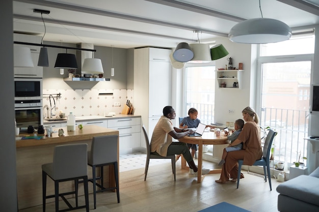 Família birracial no interior da cozinha