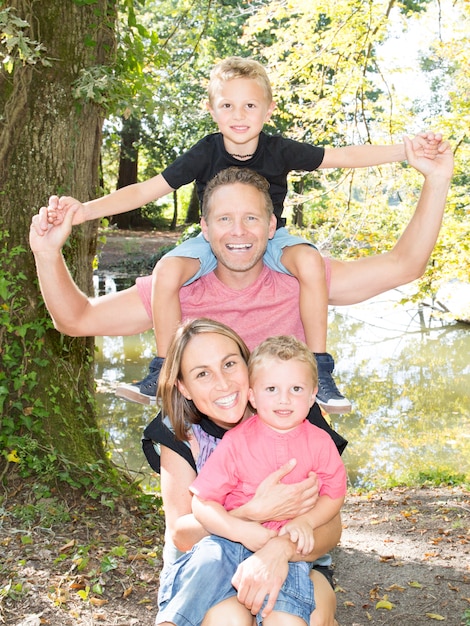 Foto familia bonita al aire libre jugar diversión feliz