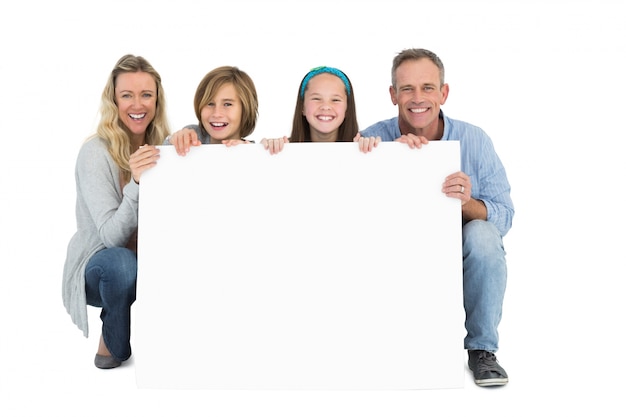 Foto família bonito sorrindo na câmera segurando poster