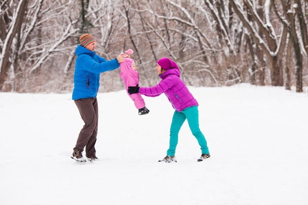 Familia en el bosque de invierno