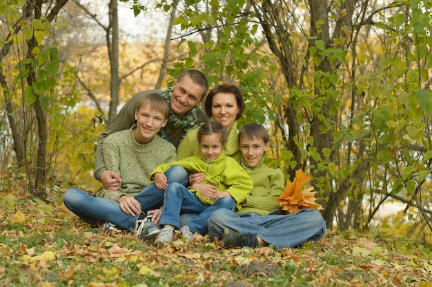 Familia en el bosque de otoño