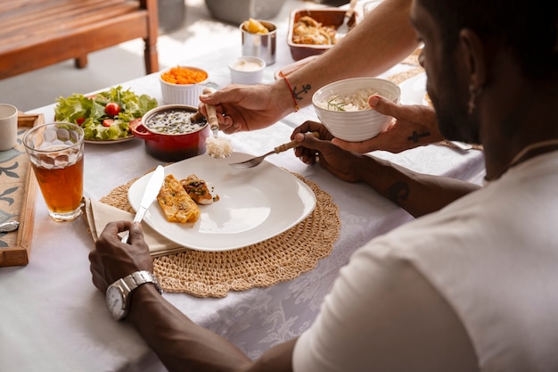 Família brasileira aproveitando a refeição juntos