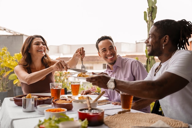 Foto una familia brasileña disfrutando de una comida juntos