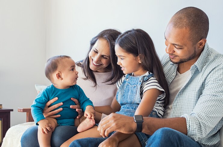 Foto família brincando com bebê