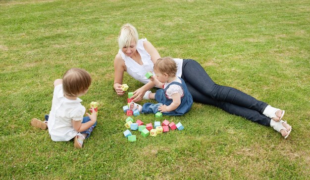 Família brincando com brinquedos