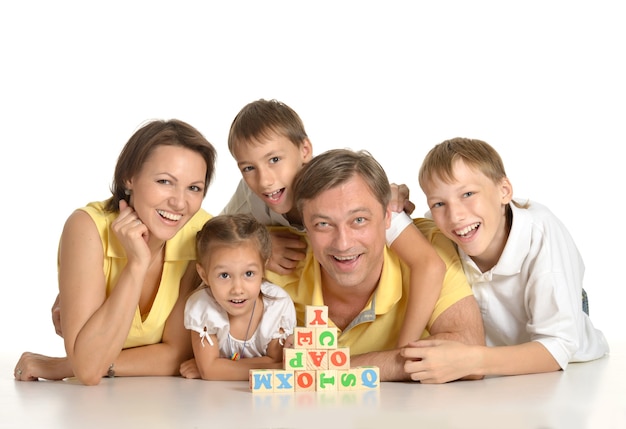 Família brincando com cubos isolados no branco