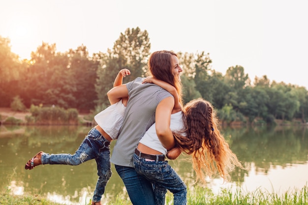 Família brincando e se divertindo pelo rio de verão