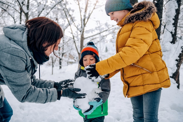 Família brincando na neve