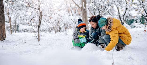 Família brincando na neve