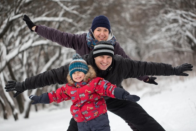 Família brincando na neve