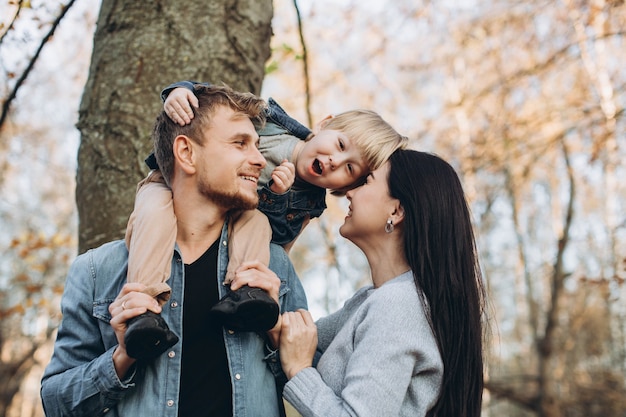 Família brincando no parque de outono se divertindo