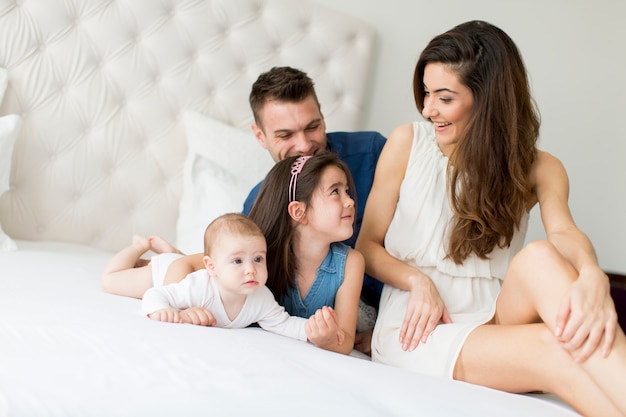 Foto familia en la cama