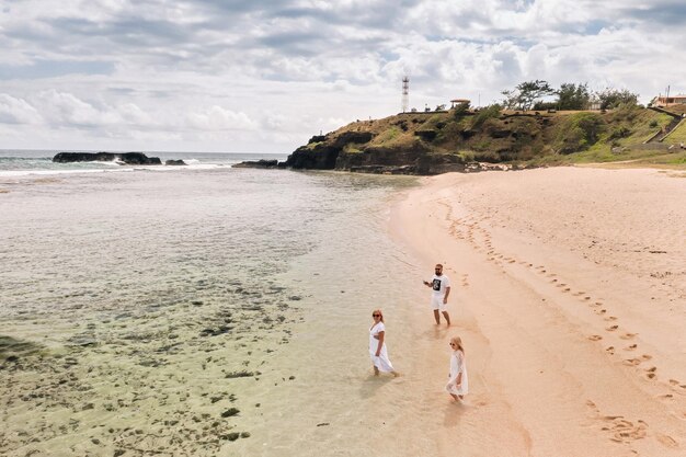 Una familia camina por la playa Gris Gris en el sur de Mauricio en el Océano Índico.