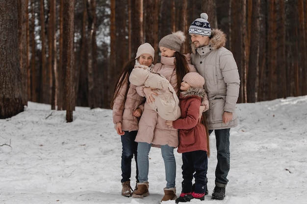 Familia caminando por el bosque de invierno