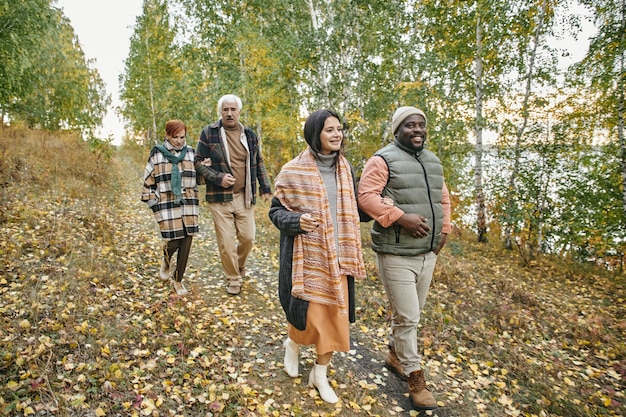 Familia caminando en el bosque