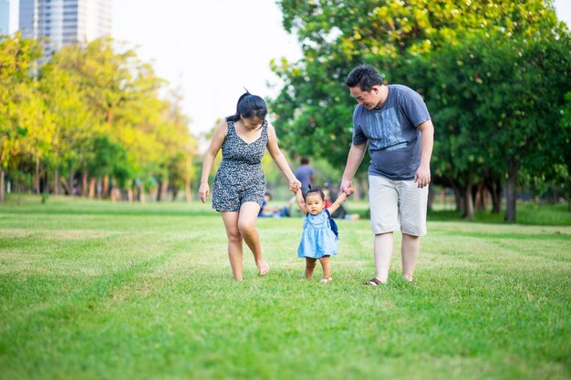 Foto familia caminando por el césped en el parque