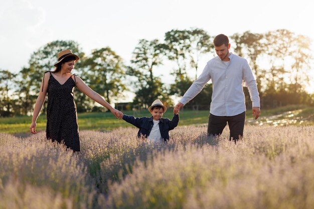 Familia caminando con hijo en un campo con lavanda