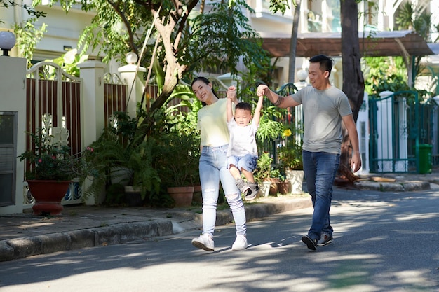 Familia caminando con hijo