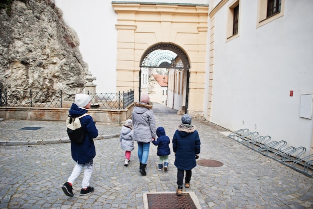 Familia caminando en el histórico Castillo Mikulov Moravia República Checa Old European Town