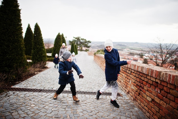 Familia caminando en el histórico Castillo Mikulov Moravia República Checa Old European Town