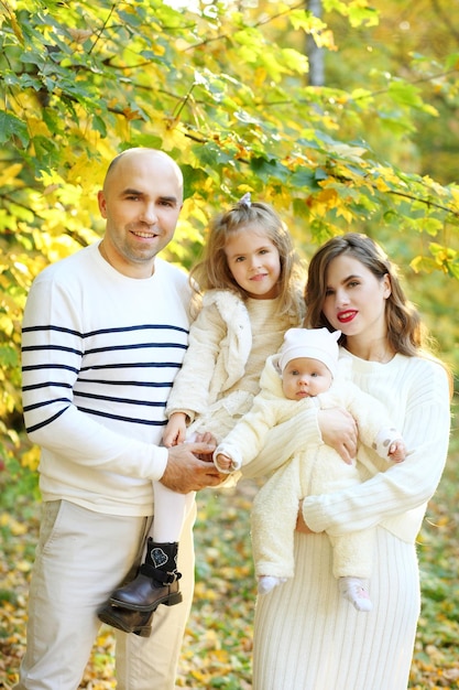 Familia caminando juntos en el bosque durante el día