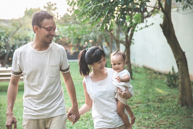 Familia caminando juntos en el parque