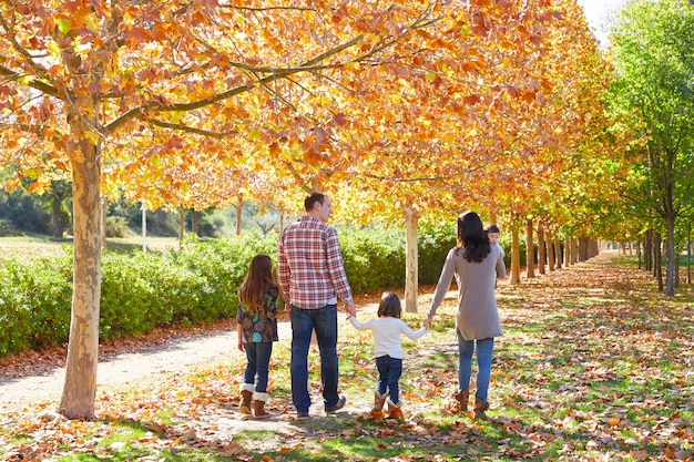 familia caminando en un parque de otoño