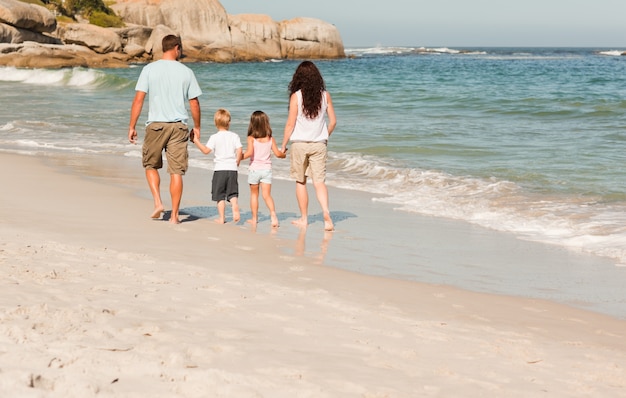 Familia caminando en la playa