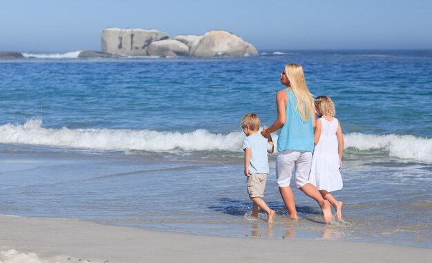 Familia caminando en la playa