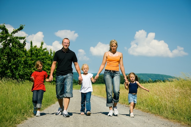 familia caminando por un sendero