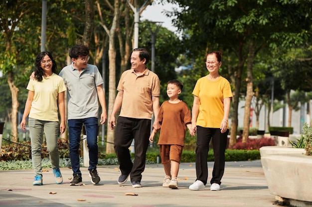 Familia caminando en Sunny Park