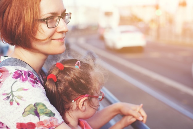 Família caminhada viagem mãe e filha estão caminhando juntos