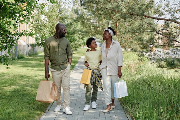 Família caminhando ao ar livre depois das compras