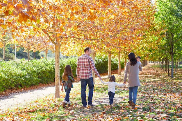 Família caminhando em um parque de outono