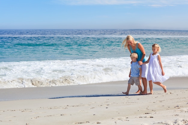 Família caminhando na praia