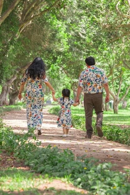 Família caminhando pelo parque em um dia brilhante de verão