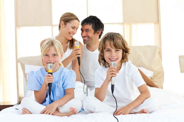 Familia cariñosa cantando juntos