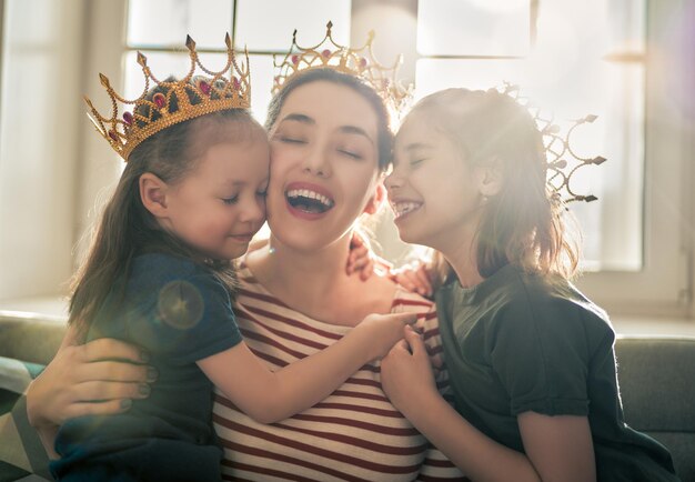 Familia cariñosa feliz.