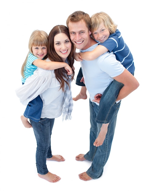 Foto familia cariñosa que disfruta de paseo a cuestas