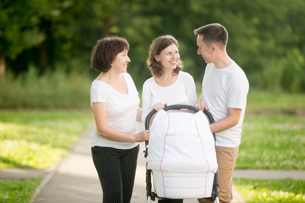 Foto familia con un carrito de bebé