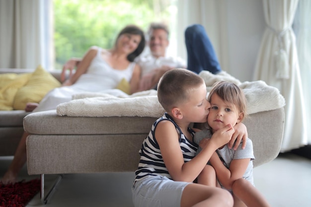 familia en la casa. beso de hermano y hermana