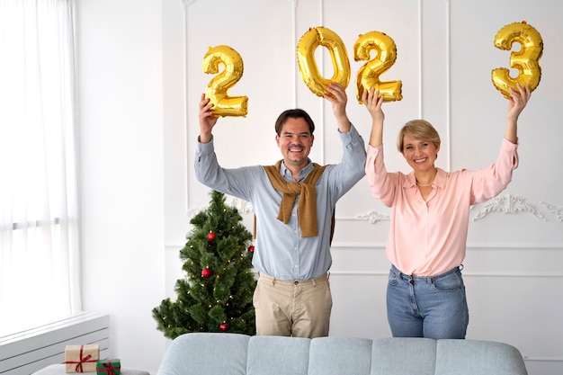 Familia en casa celebrando la víspera de año nuevo