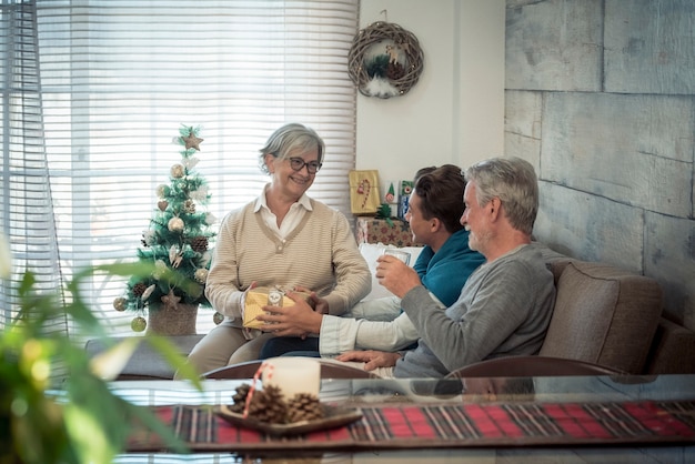 Familia en casa disfrutando y celebrando la noche de Navidad junto con regalos y gits para el intercambio tradicional