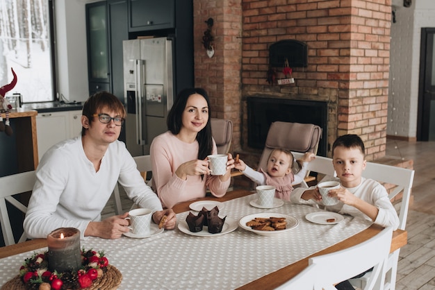 Familia en una casa grande. Estilo de vida Confort en el hogar. Niños en casa.