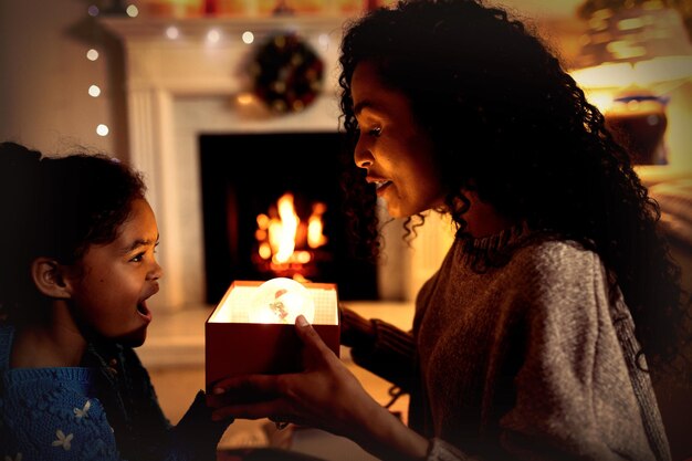 Familia en casa en Navidad