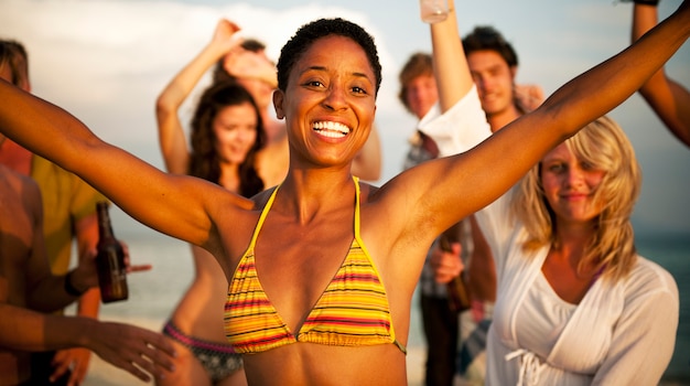 Una familia caucásica disfruta de las vacaciones de verano.